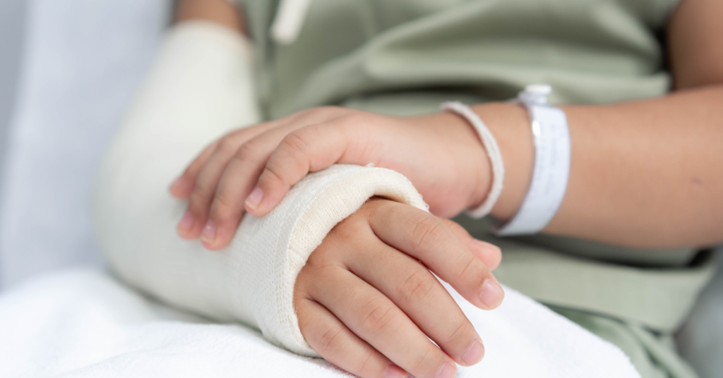 child injury needing a personal injury lawyer with cast on arm in the hopsital